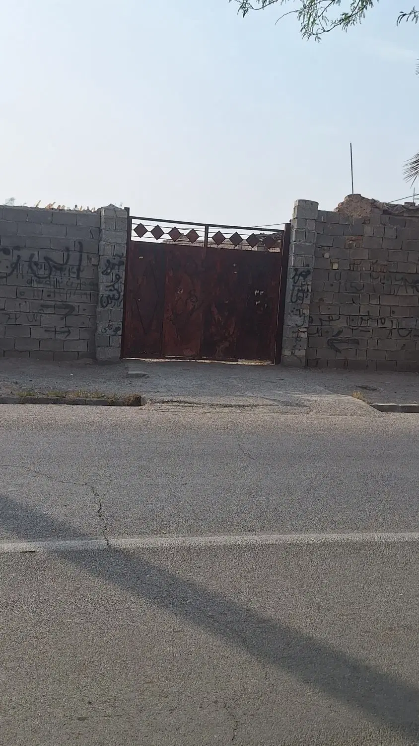 زمین چهار دیوار با مغازه به فروش میرسد