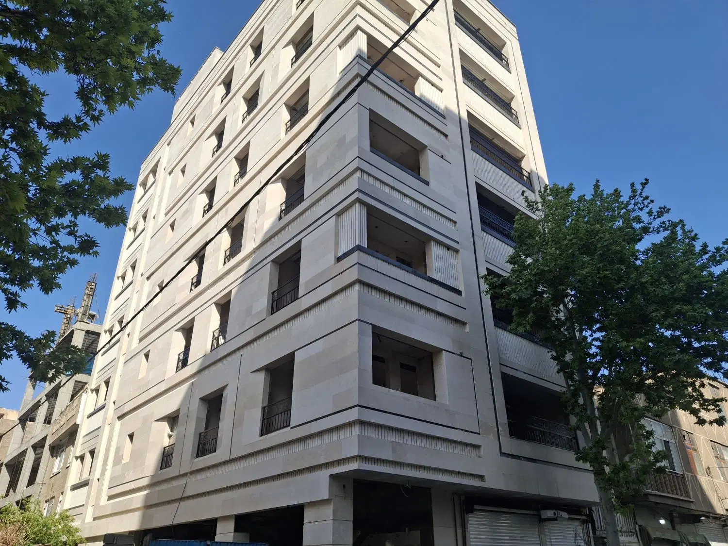 یک واحد ۱۳۳ متری با پارکینگ و انباری
