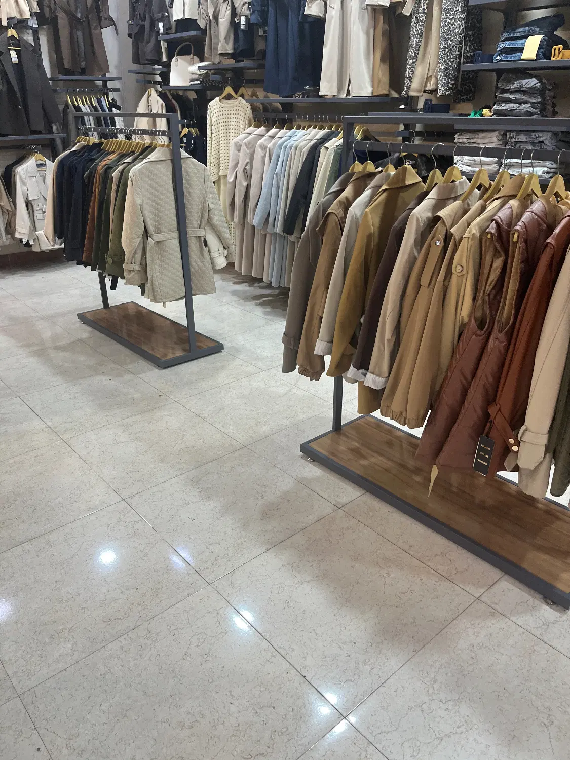 واگذاری مغازه پوشاک در بهترین لوکیشین و دخل بالا