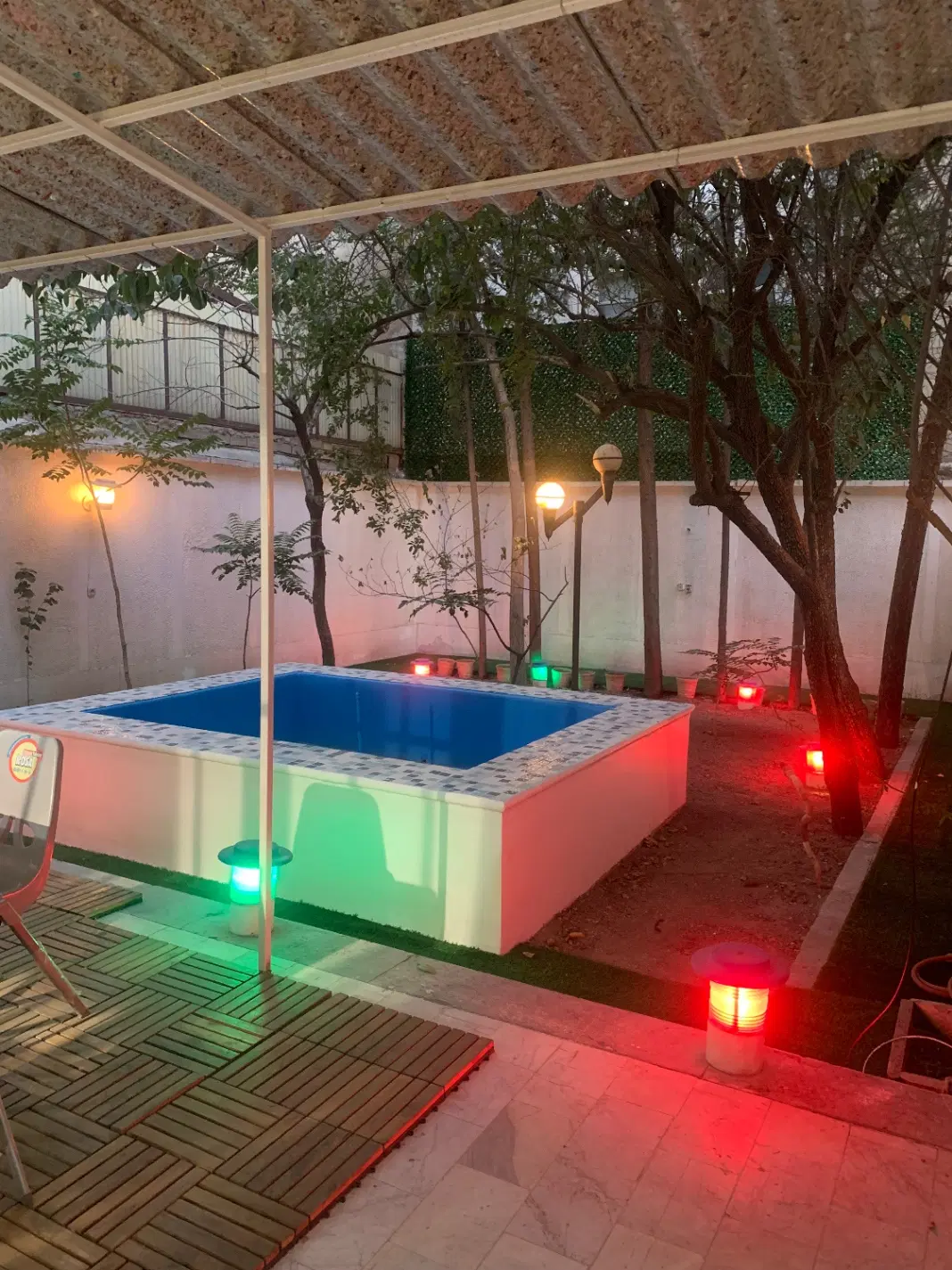 کافه ای دنج در حیاط سالن زیبایی