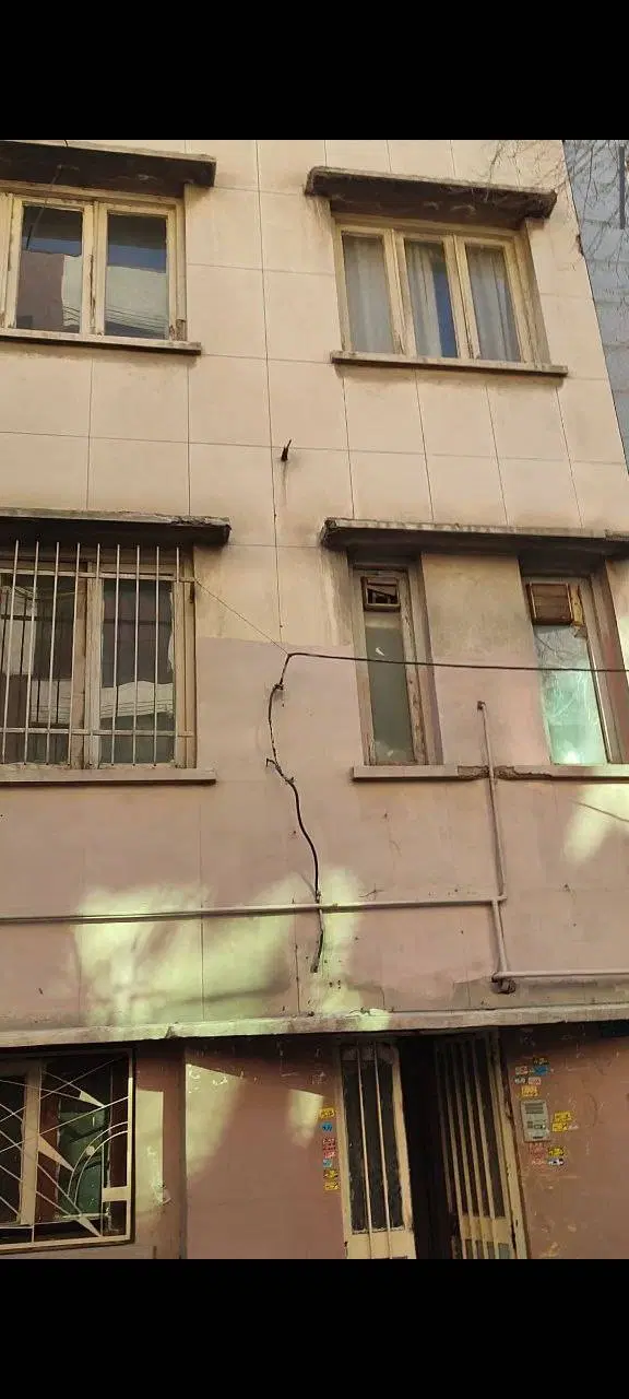 خانه ویلایی کلنگی 140 متر زمین بر9 متر باسندتک برگ