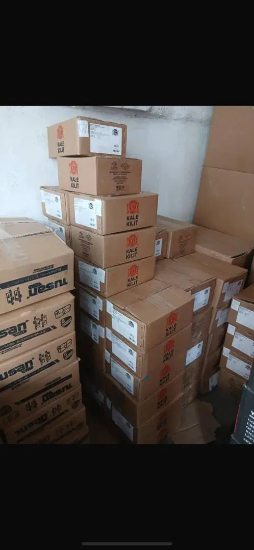 یک باب مغازه روبروی ورودی مترو ۱۵ خرداد