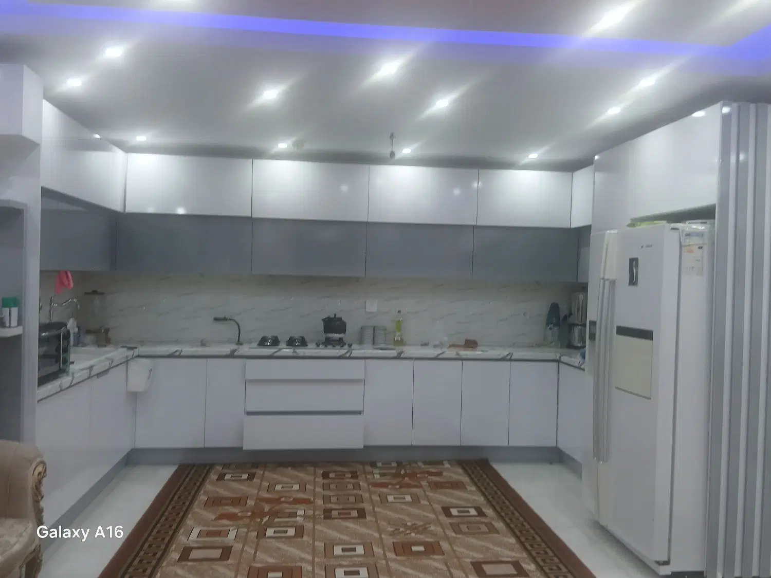 یک واحد پنت هاوس داری 200متر بنا 80مترحیاط