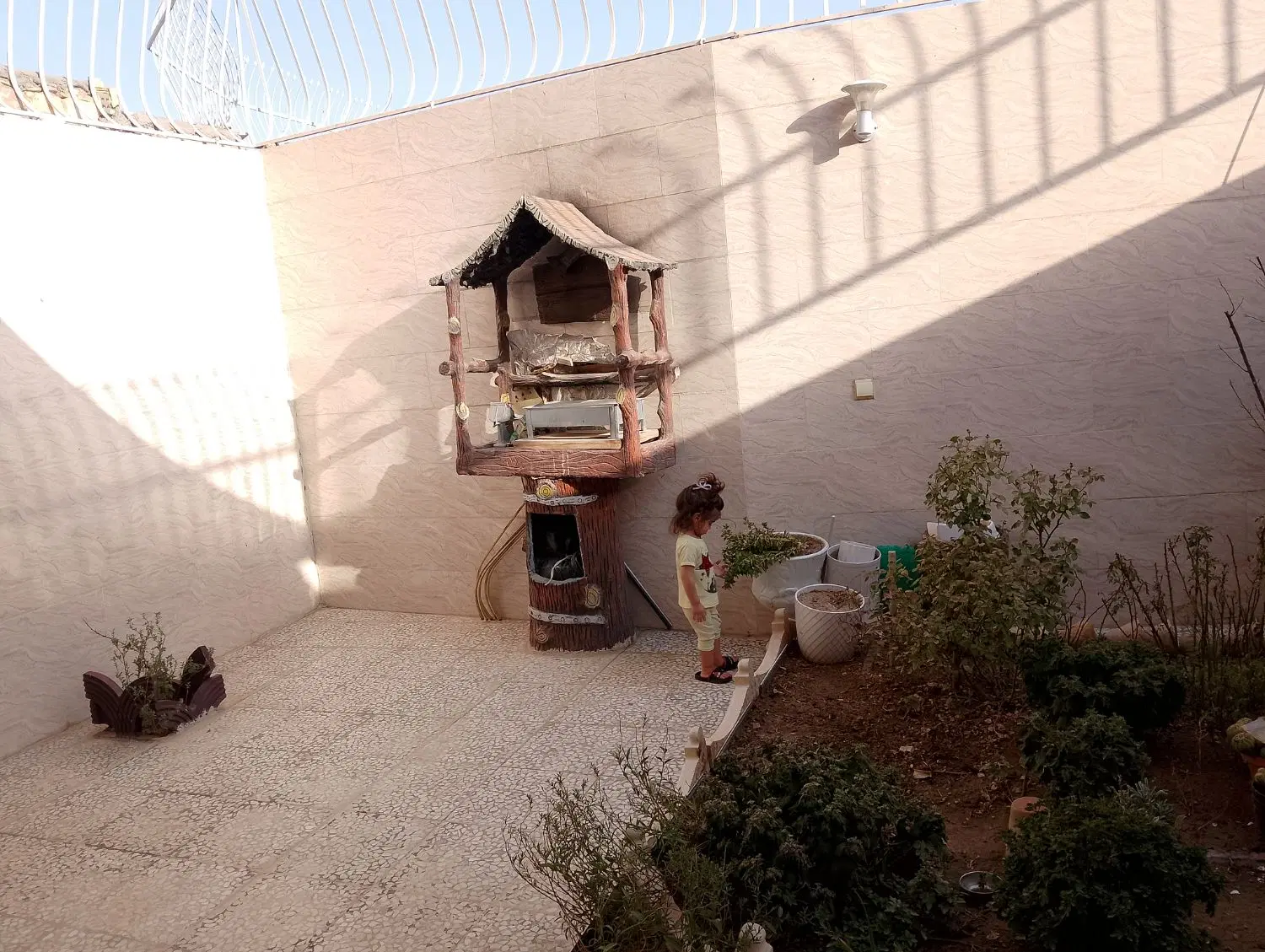 طبقه همکف با ۵۰متر حیاط دلباز