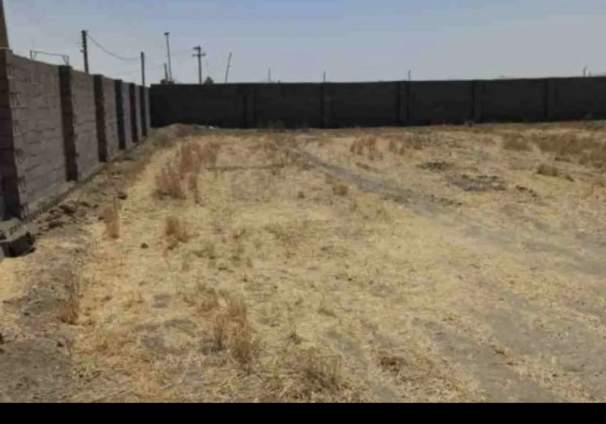 زمین چهاردیواری روبروی دریاچه بر خیابان