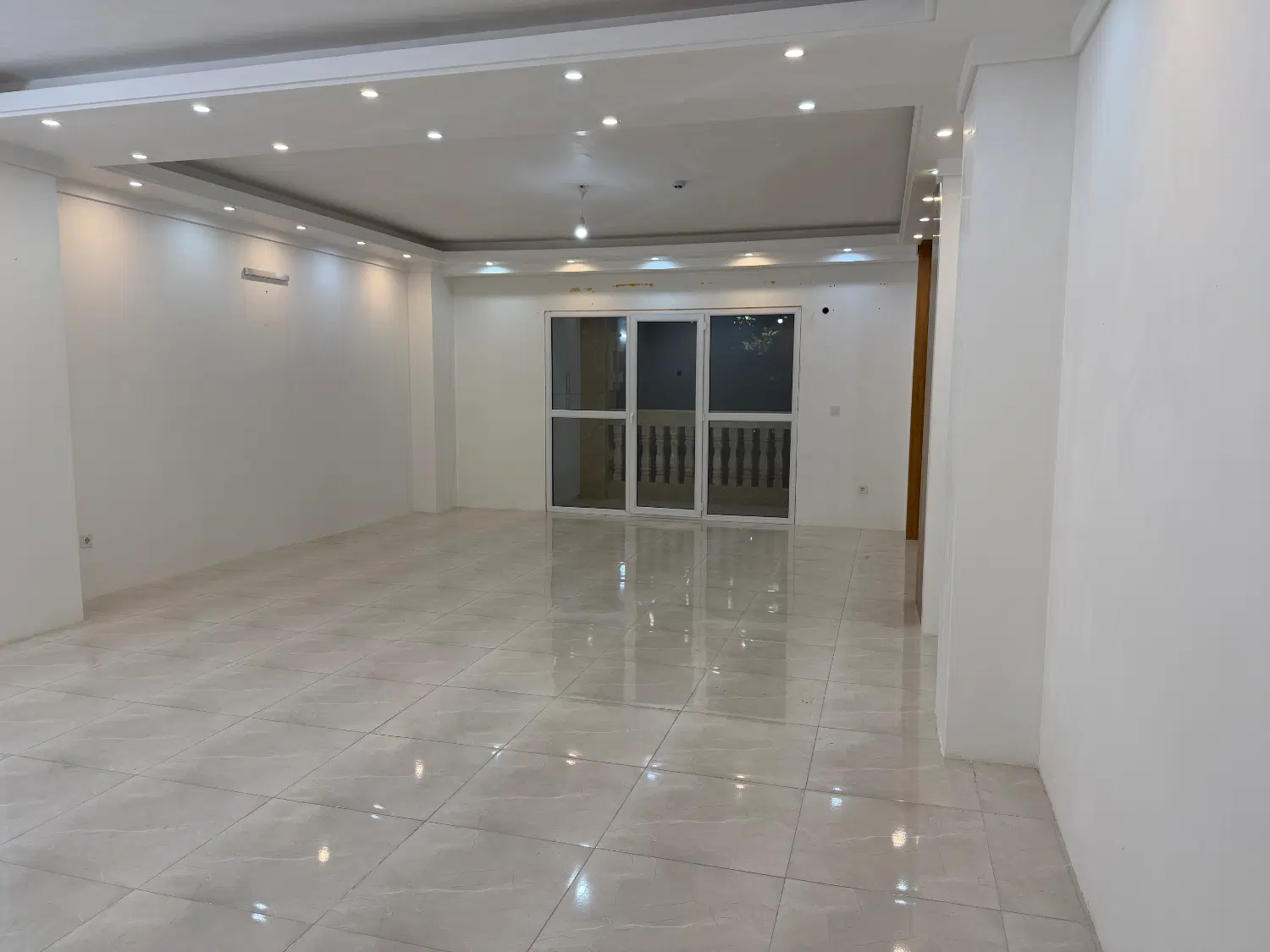 آپارتمان ۱۳۰ متری حاشیه خیابان واقفی