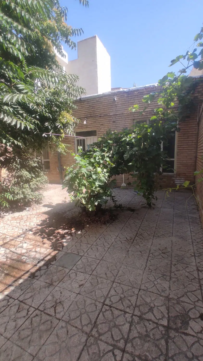 حیاط کلنگی 150متر دمشقیه
