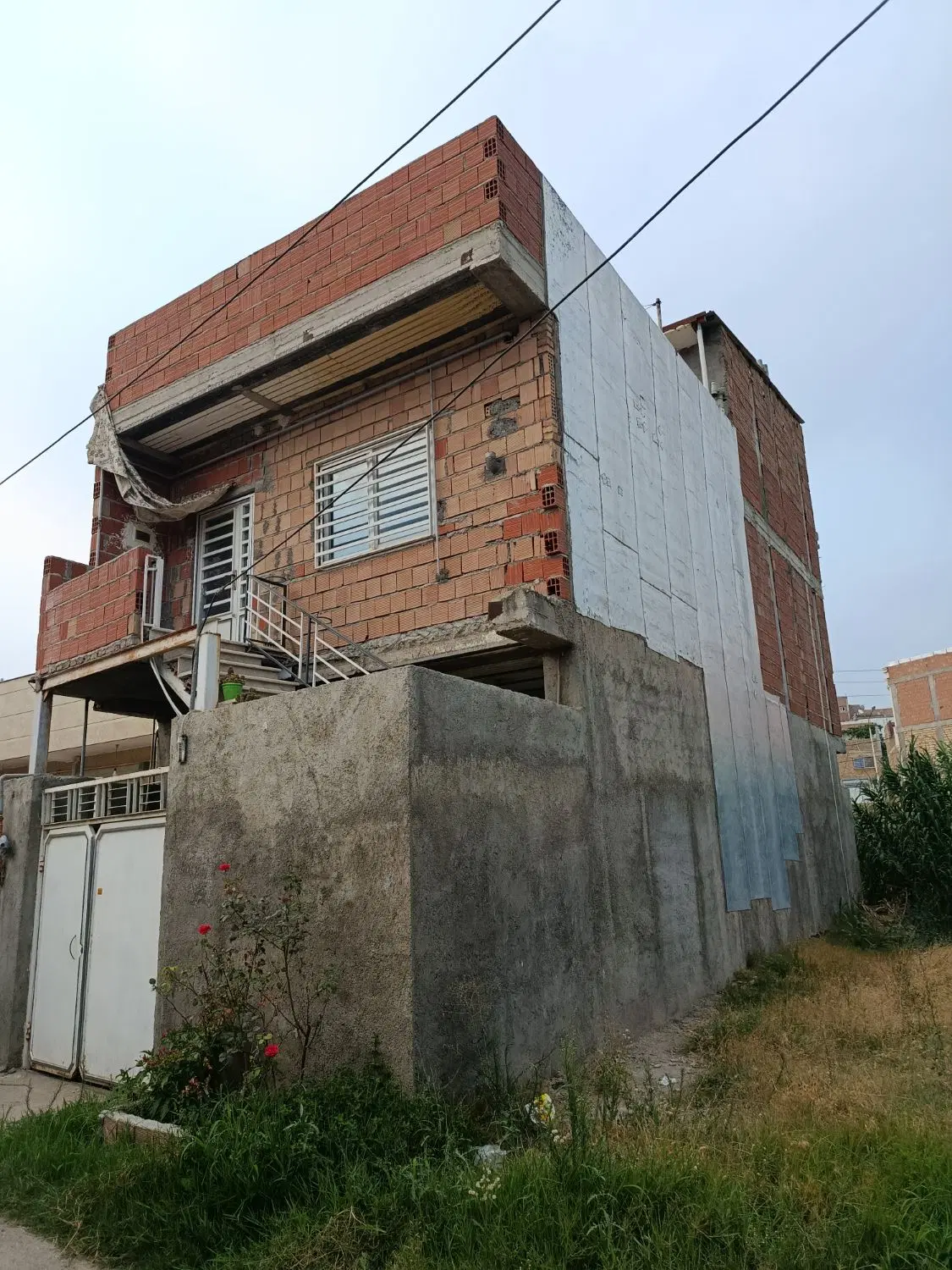 ویلایی نوساز سه طبقه