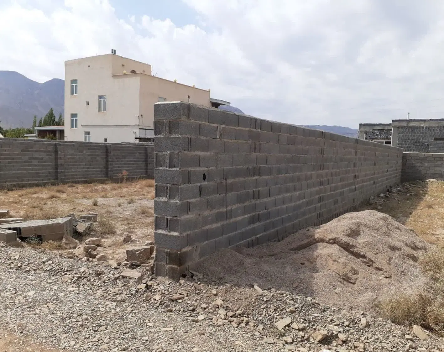 با ۲ میلیارد زمین دیوارکشی مسکونی در فولادمحله
