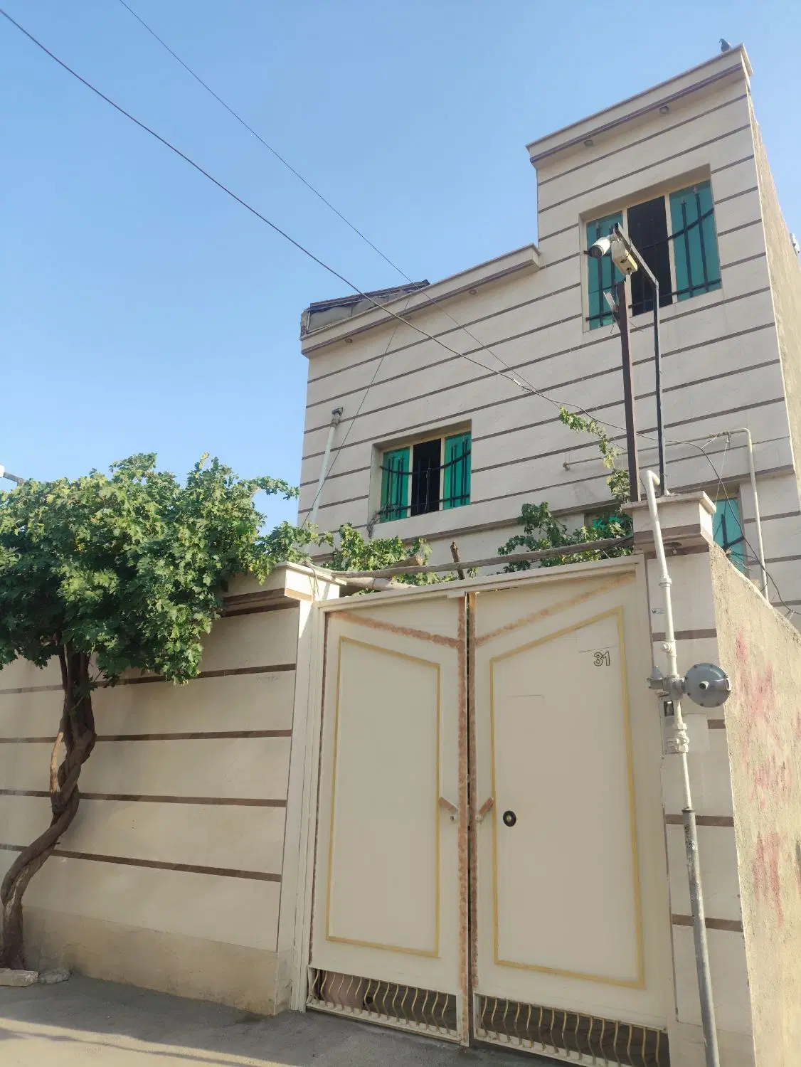 خانه دو طبقه و نیم