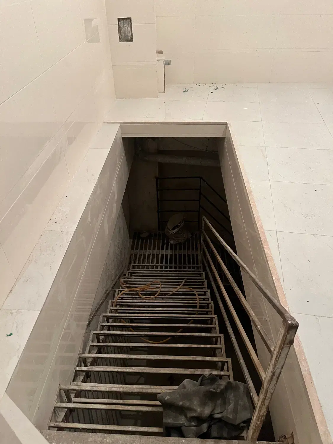 اجاره مغازه ۱۷ متری وزیر زمین۱۵۰ متری