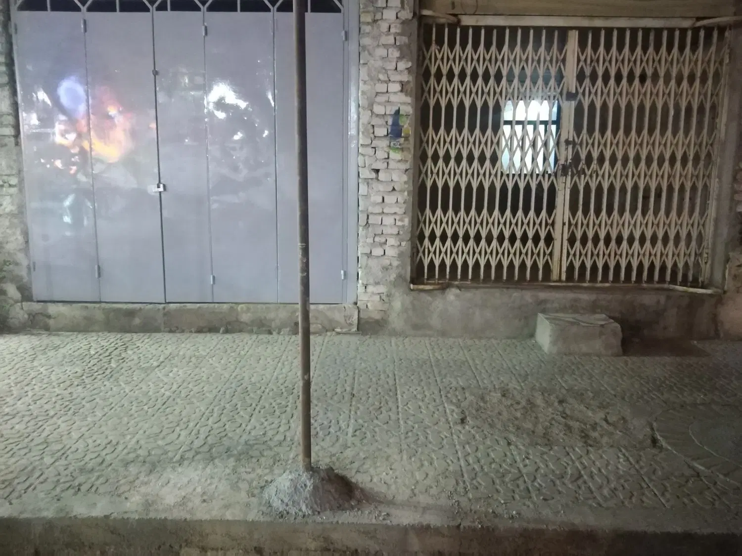رهن و اجاره دو باب مغازه تجاری ۲۰متری بیمارستان.