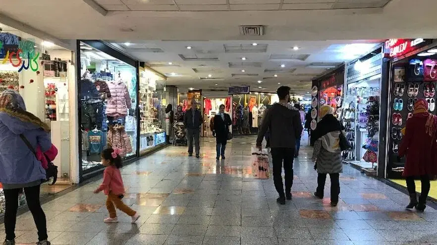مغازه بالای ورزشگاه راهرو اصلی