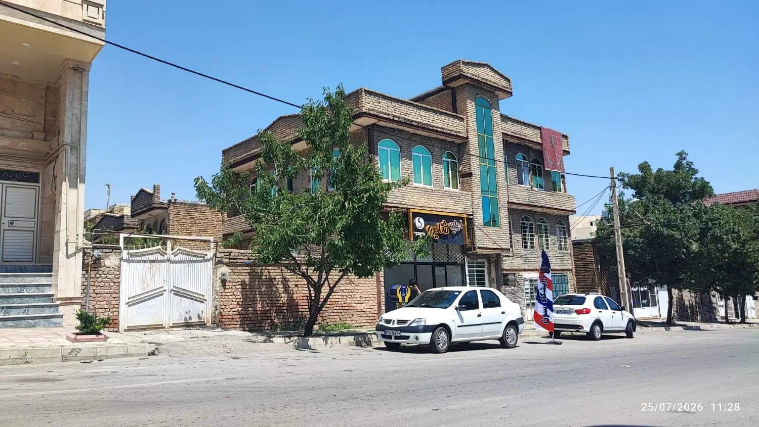 ساختمان مسکونی دو طبقه در اندیشه