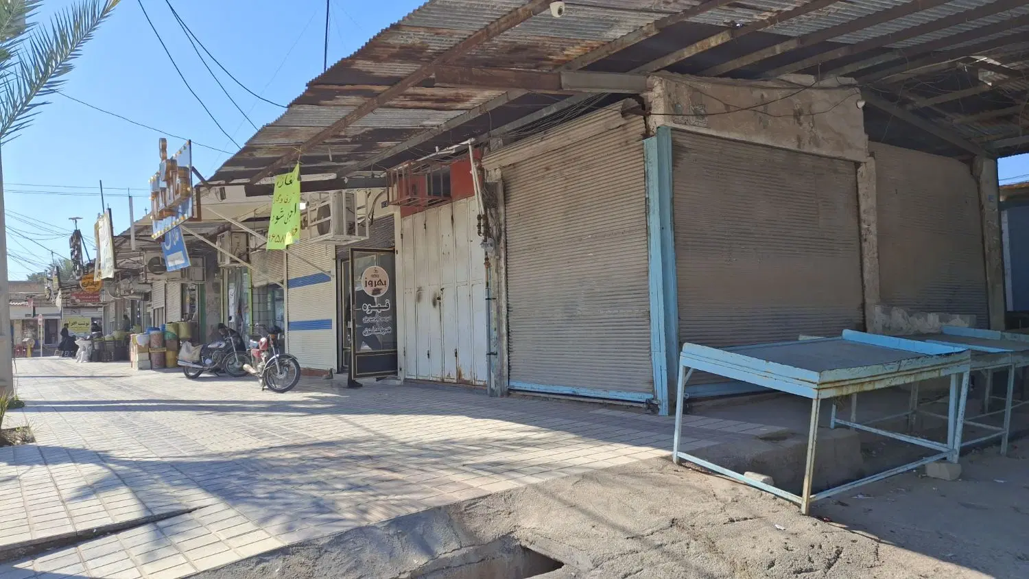 مغازه تجاری دونبش سر خیابان پرتردد
