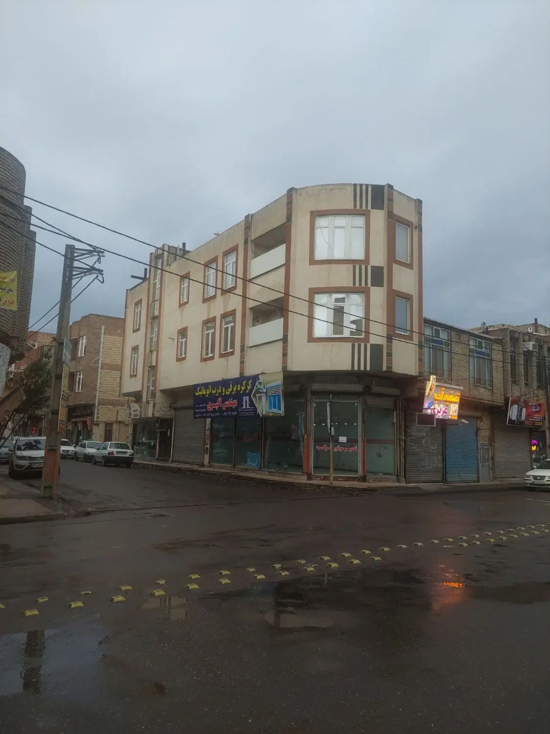 فروش دو واحد آپارتمان با یک مغازه در خیابان سرو