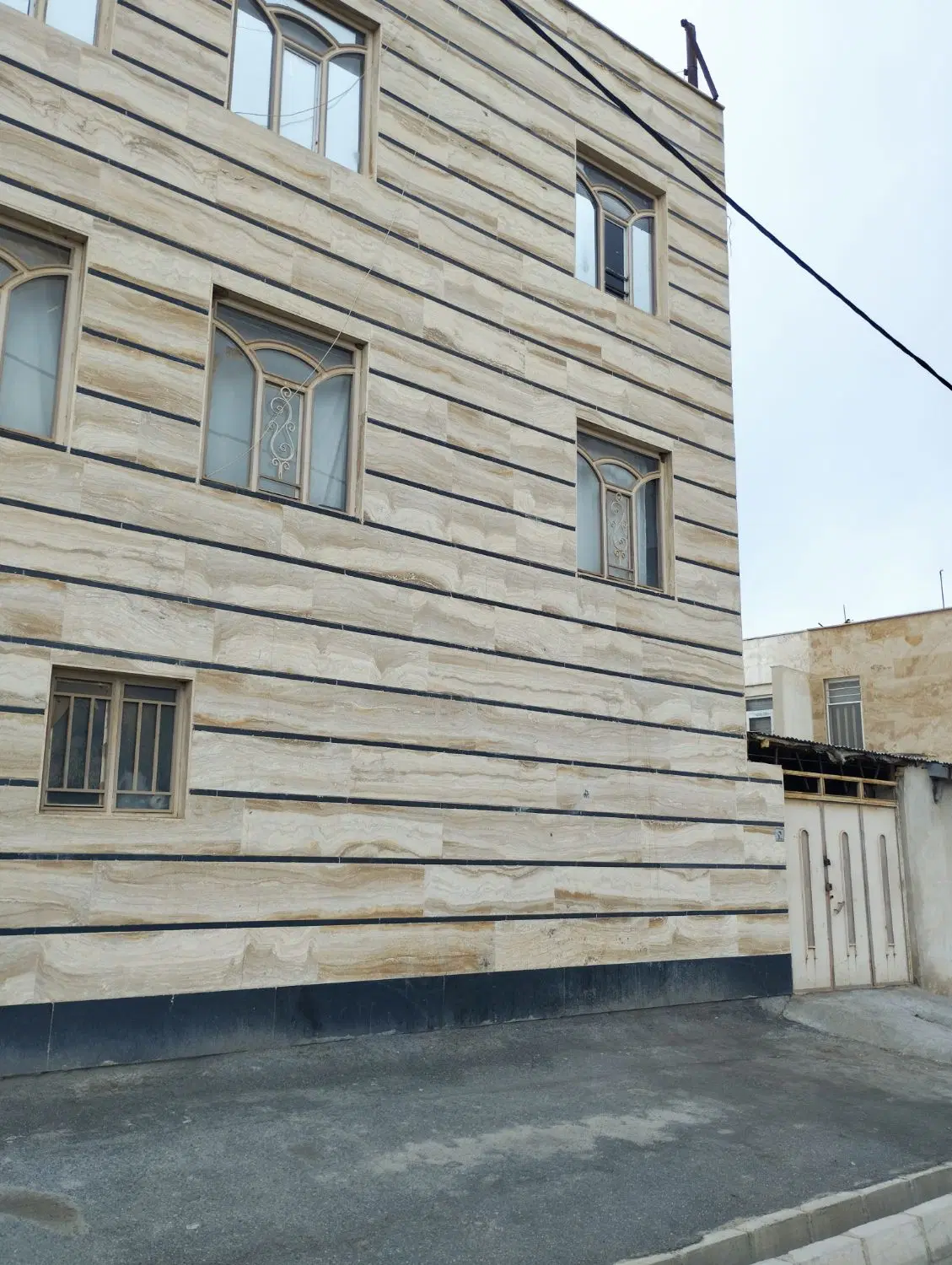 خانه مسکونی ۲ طبقه با پیلوت