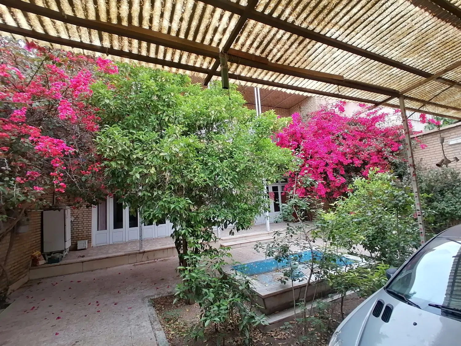 خانه ویلایی 300 متر 23 متر بر 3نبش خیابان ارم حرم