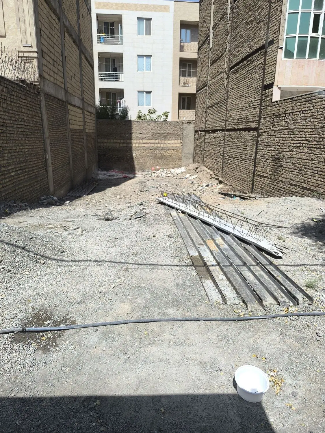 زمین ۲۰۰ متری دارای ۳ طبقه جواز