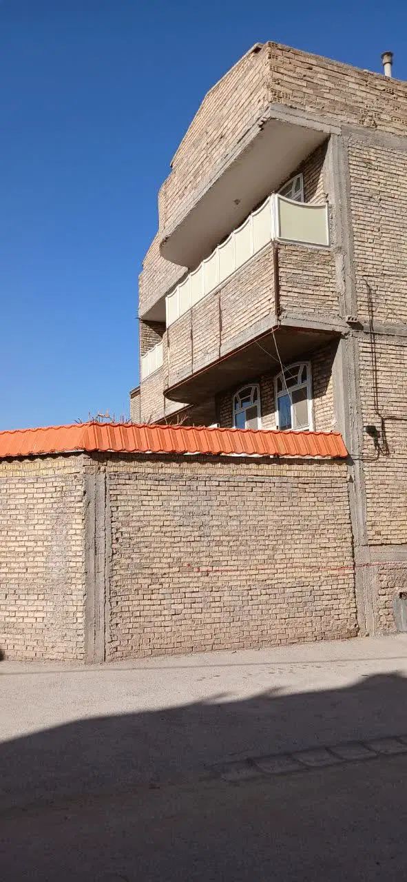 فروشی دوطبقه و نیم