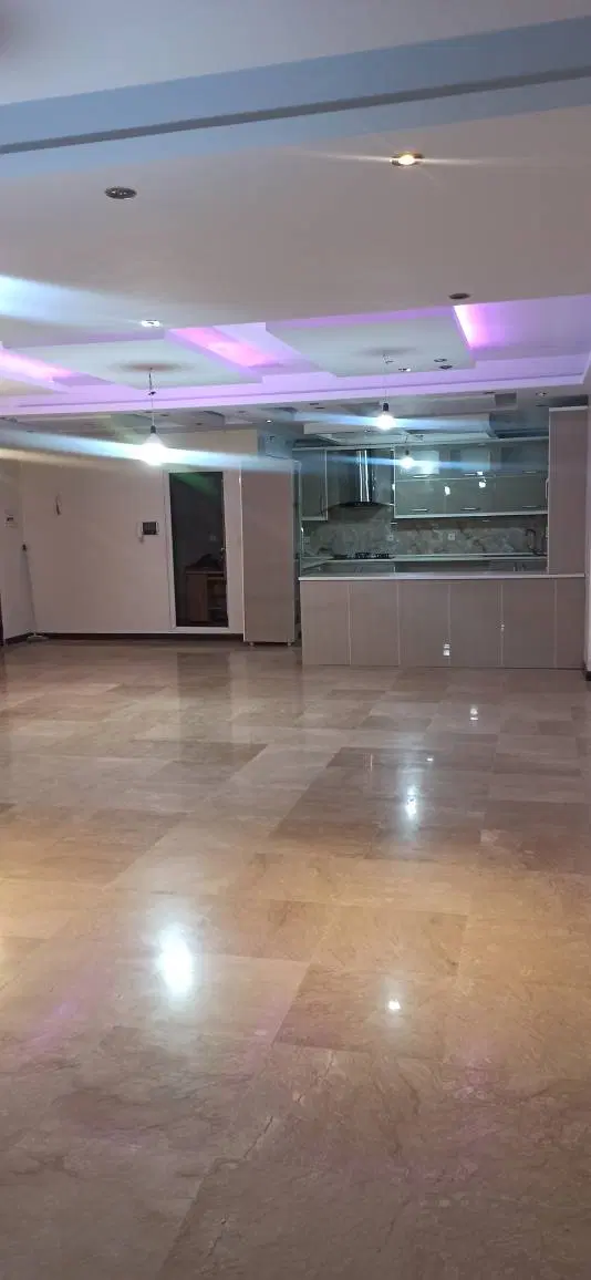 121 متری فول امکانات طبقه اول 8 سال ساخت