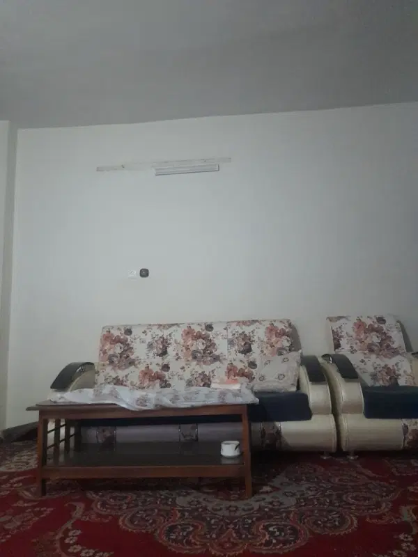 هم خانه آقا می‌پذیرم خودم مالکم