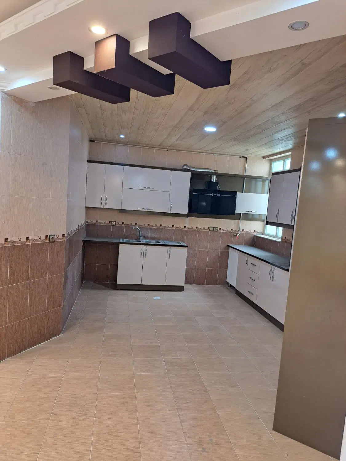 طبقه بالا کلید اول لوکس