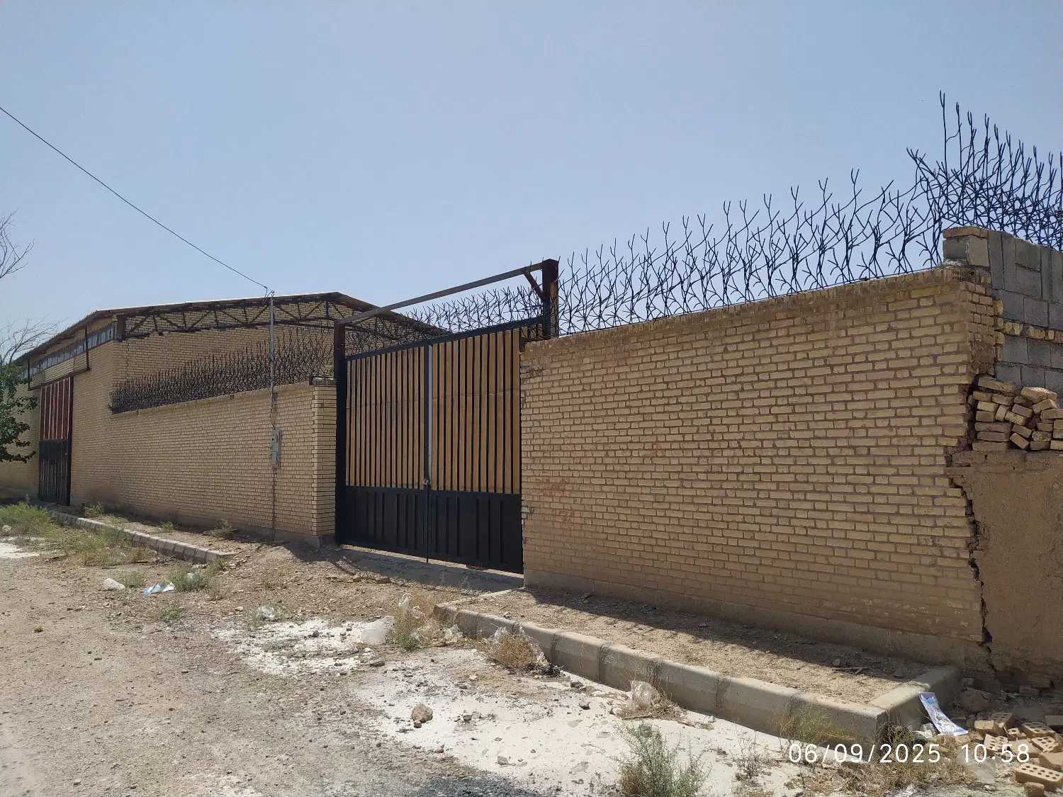 کارگاه به همراه سوله وساختمان اداری
