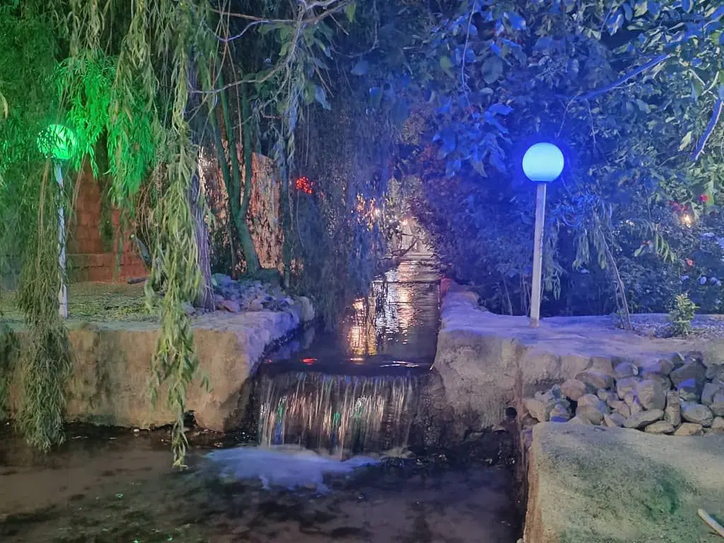 باغ با جوی آب روان ماهان