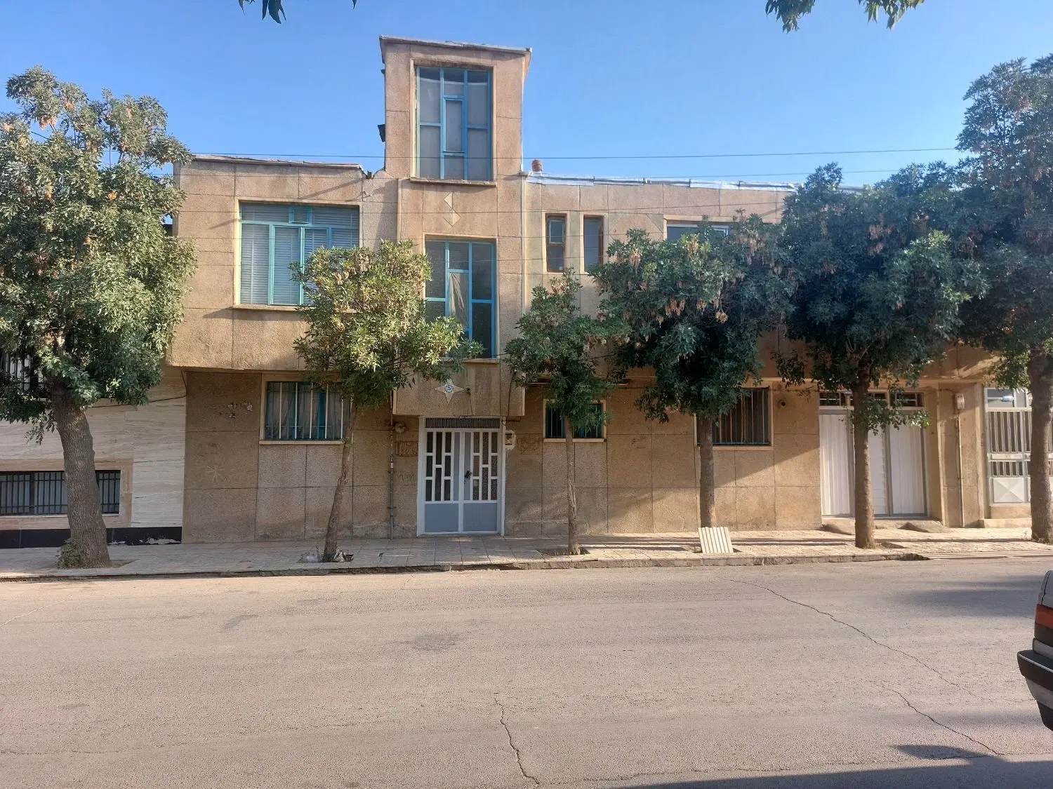 رهن واجاره یکباب منزل مسکونی  ویلایی دو طبقه