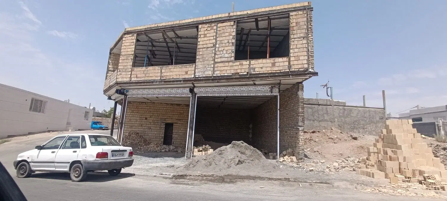 یک ملک تجاری همراه دو مغازه