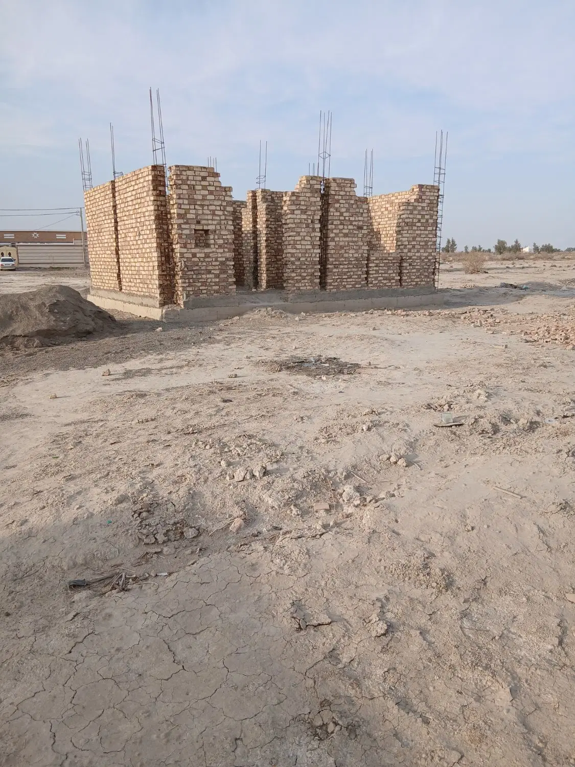 زمین ۴۰۰ متر نیمه کار
