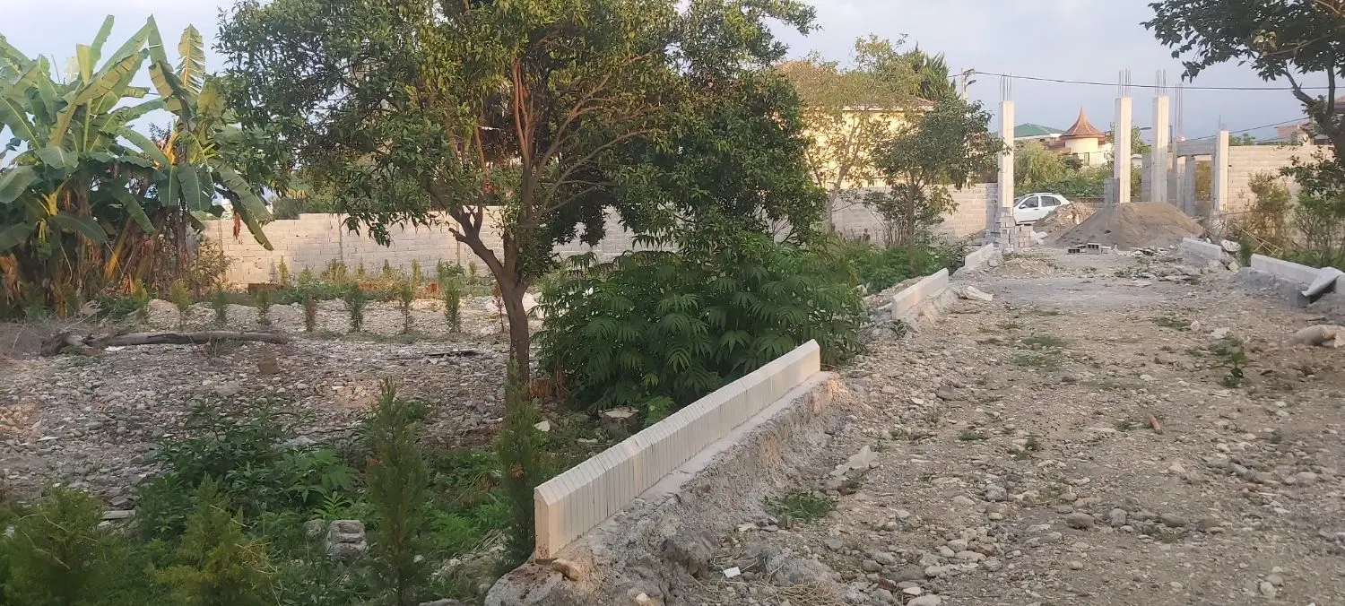 فروش زمین  داخل مجتمع با سند مالک هستم