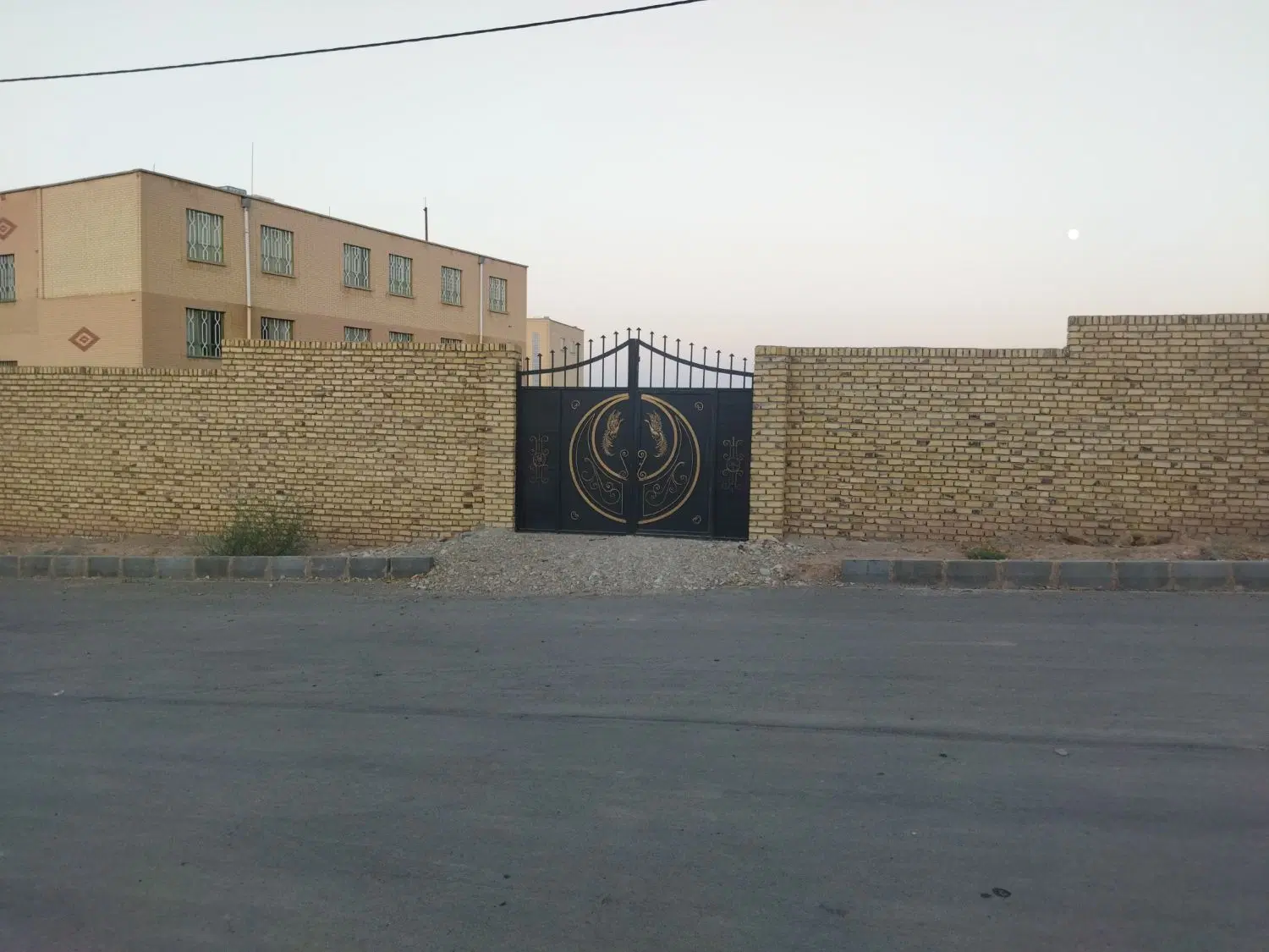 زمین چهار دیواری ششتمد