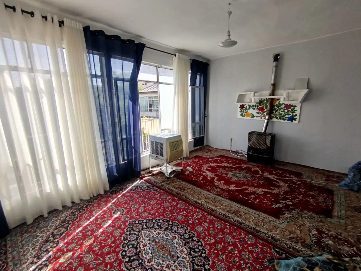 خونه سه طبقه با حیاط بزرگ ۹۰۰ متری برای ایام ۴۸ ام
