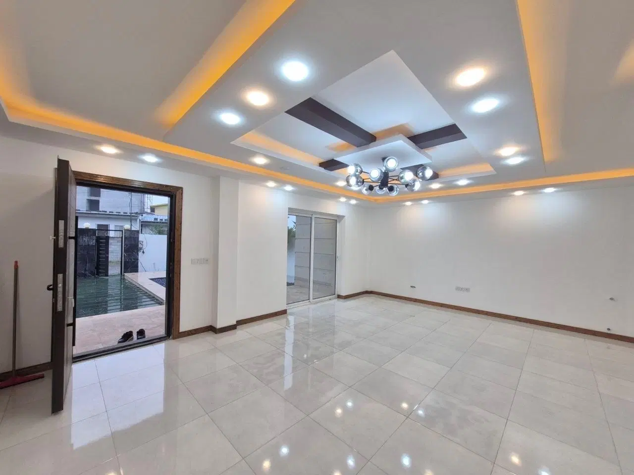 ویلامدرن دوبلکس۳۰۰متری استخرسندجنگلی نزدیک دریا