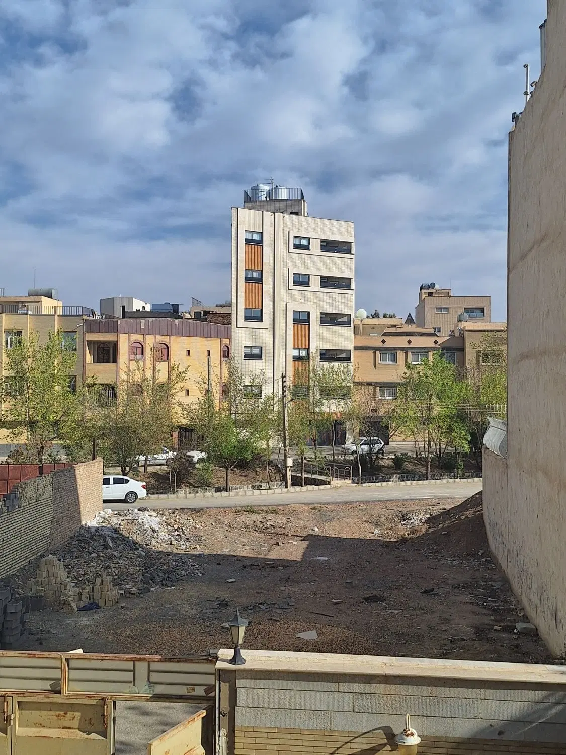 زمین مسکونی ۲۱۷،۳متر با مجوز سه طبقه روی پیلوت