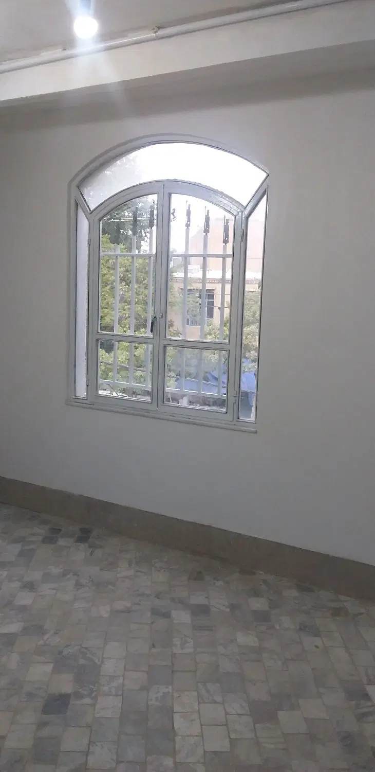 طبقه بالا مغازه مسکونی راه جدا خیابان سروس