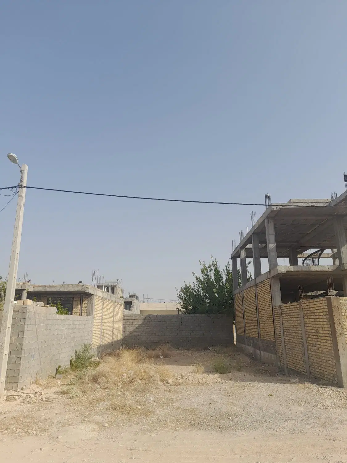 زمین نیک نیا ۲۰۰ متری درب حیاط. سه بر زمین مسکونی