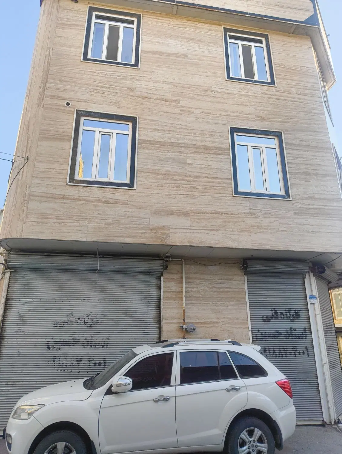 خانه سه نبش مرکز شهر
