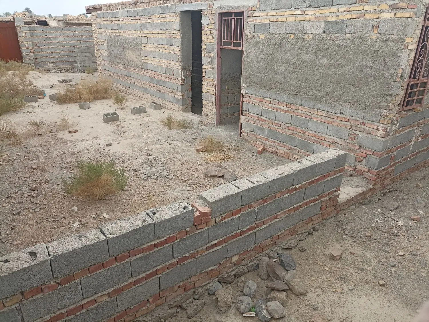 یک خانه نیمه کار  دو اتاق  آماده سیمان کاری