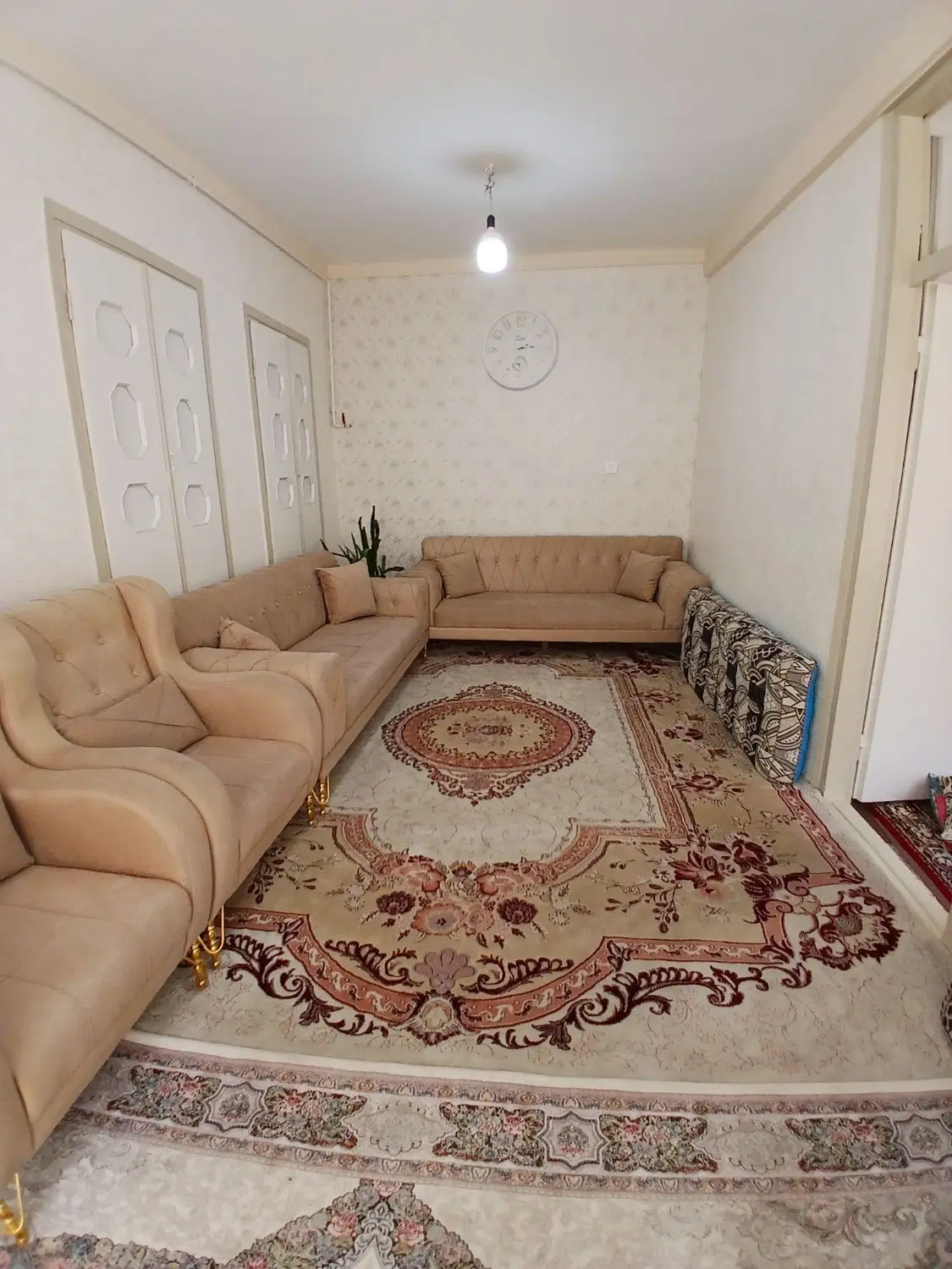 حیاط دوطبقه راه جدا