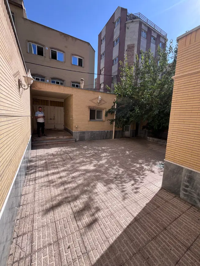 حیاط دربستی ۲ ط