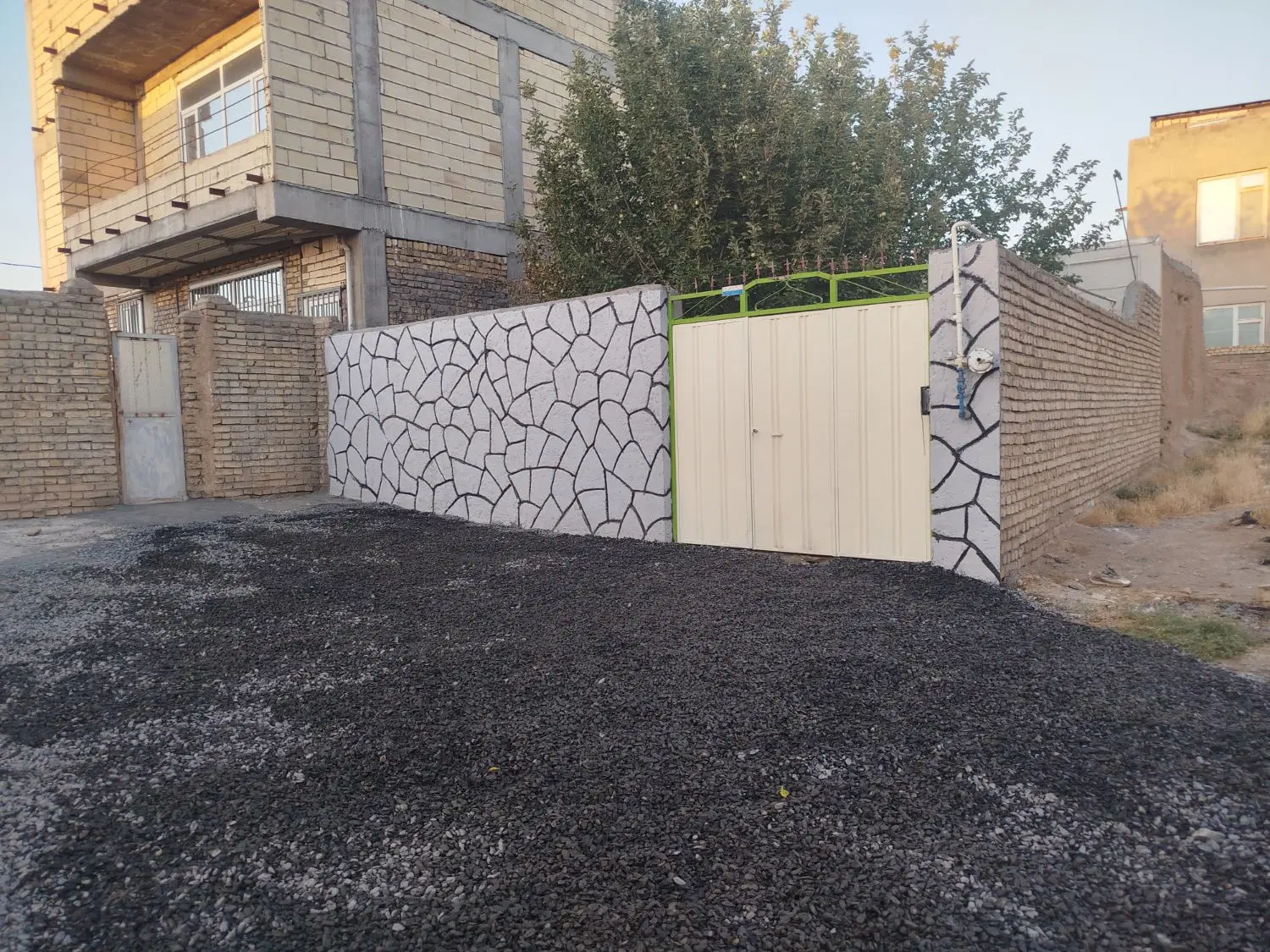 ویلاقدیمی ۱۷۰متری آب برق و گاز وصل روستا چقا