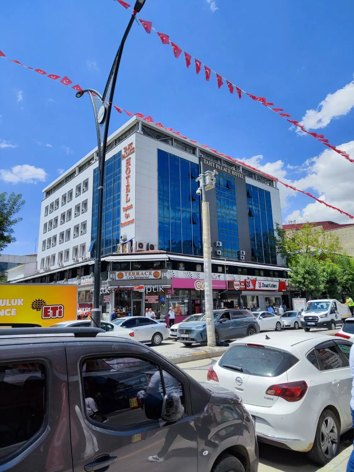 اپارتمان 94متری _خشک 22بهمن_ظفرجنوبی بر خیابان