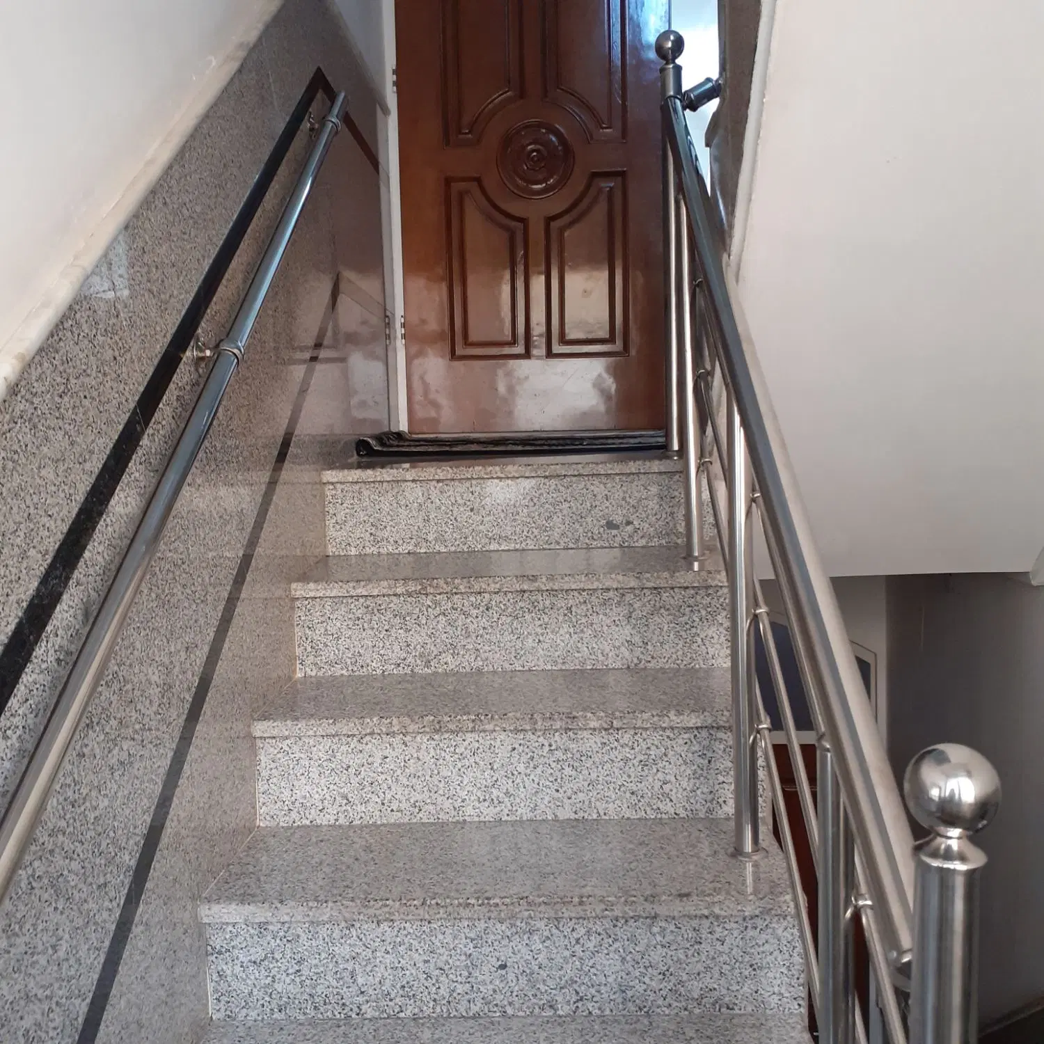 واحد ۸۵ متری دلباز و تمیز