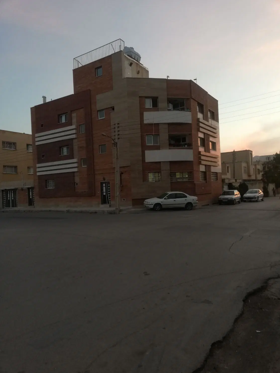 آپارتمان دو خواب فاز 1 محله6 خیابان طیب نبش طاووس