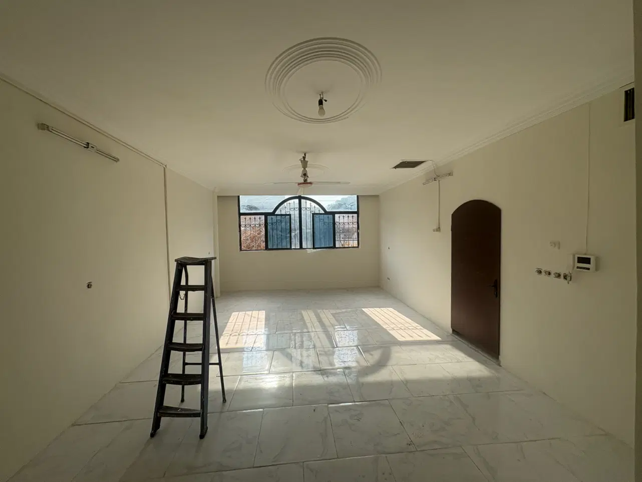 اجاره مسکونی و تجاری واقع در حاشیه خیابان مهدی