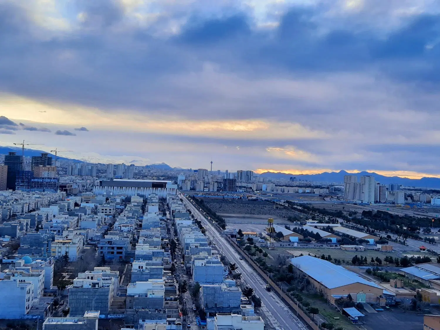 برج مجلل رزلند۱۱۵متربرندشهرک گلستان ودریاچه