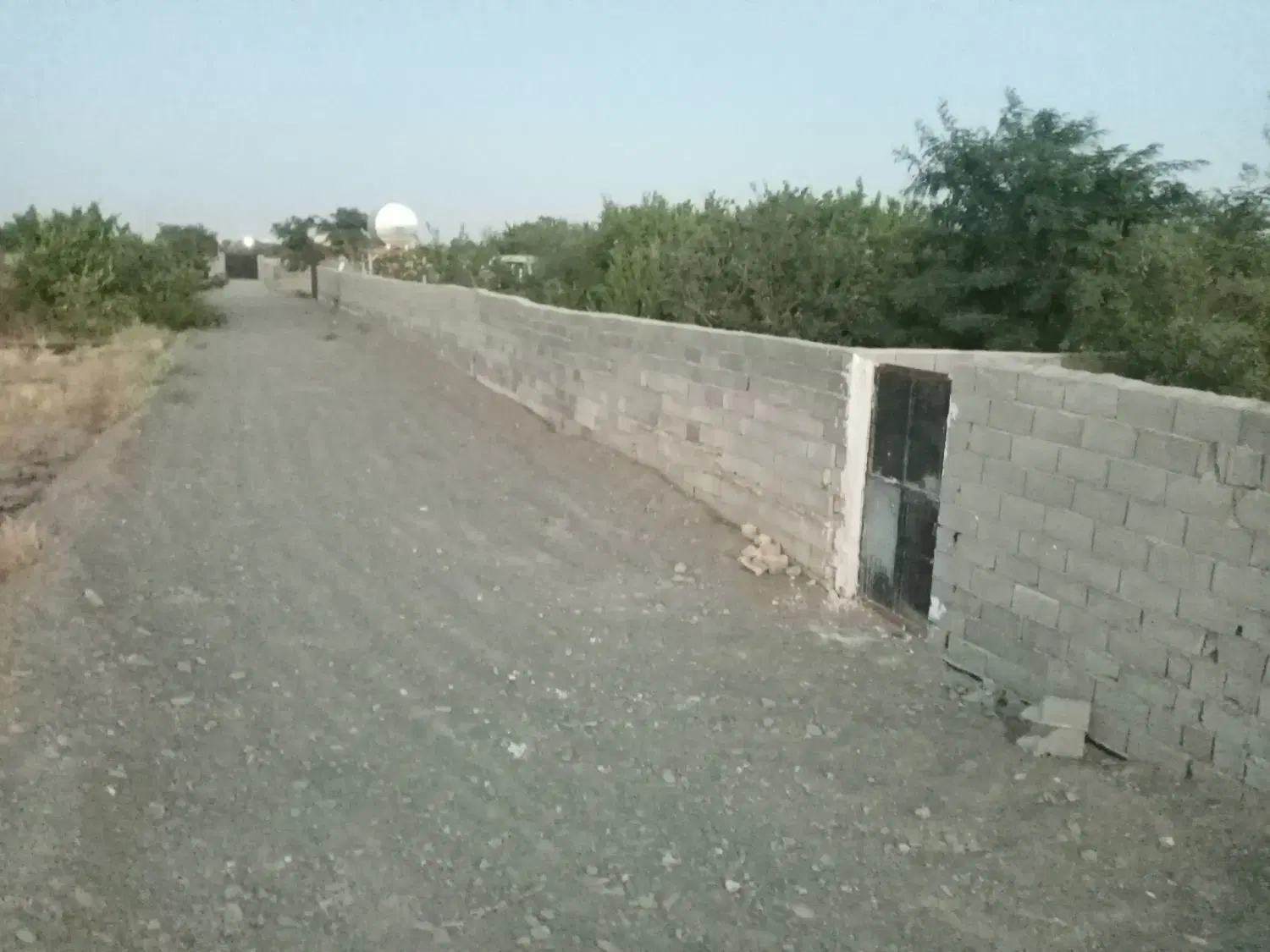 زمین دور دیوار